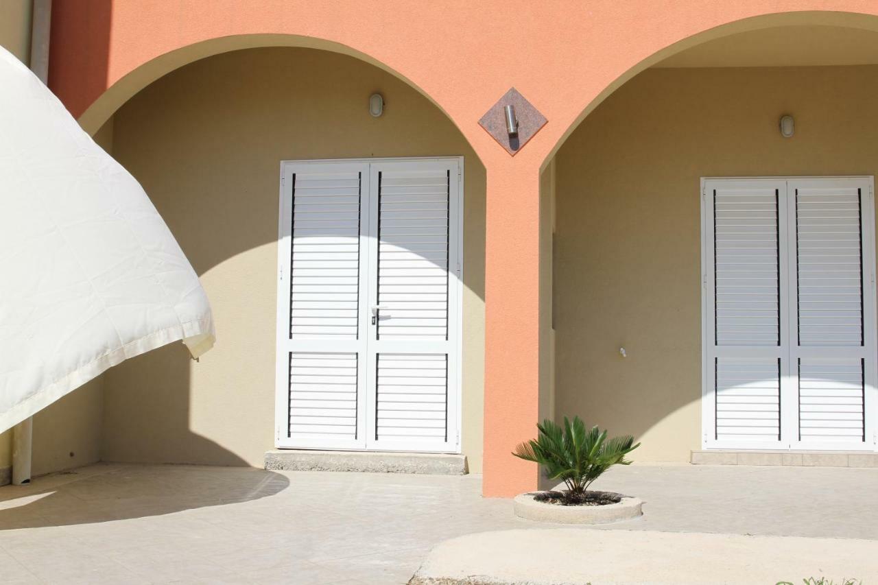 Apartmani Subasic パグ エクステリア 写真