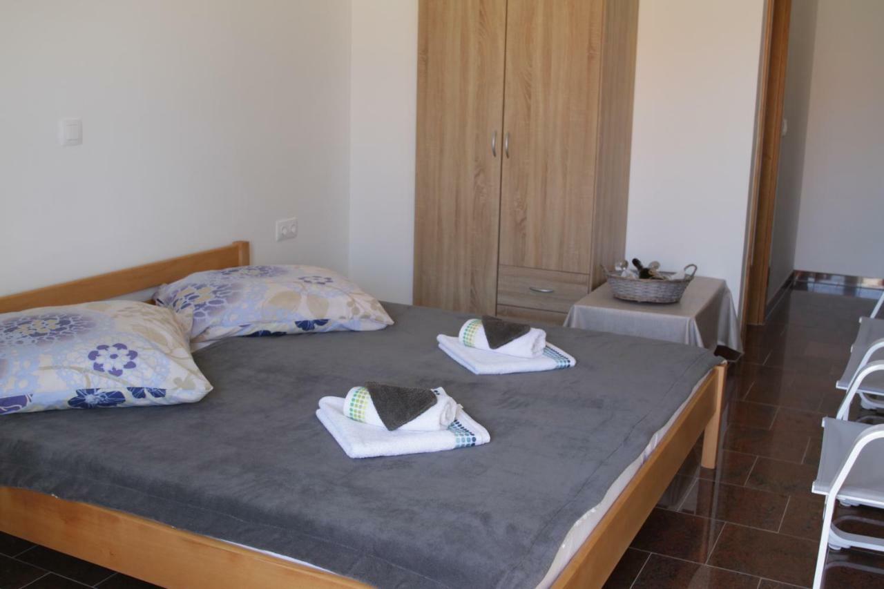 Apartmani Subasic パグ エクステリア 写真