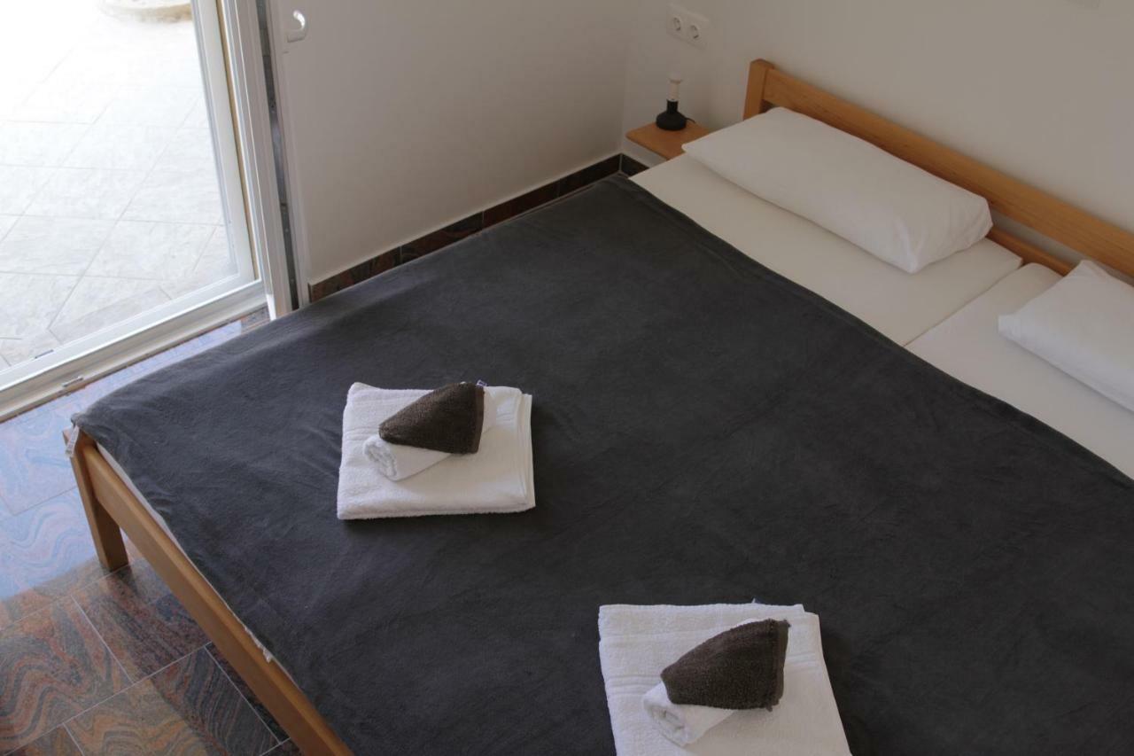 Apartmani Subasic パグ エクステリア 写真