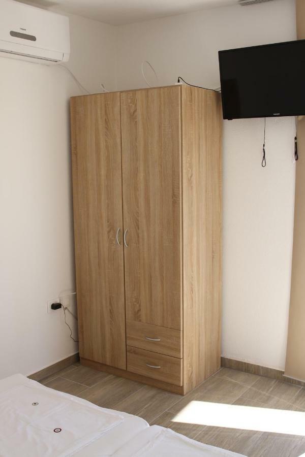 Apartmani Subasic パグ エクステリア 写真